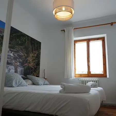 بيت للعطل Cirjuana, Casa En El Centro Con Agradable Jardin Y Barbacoa By Pirineos 360 *